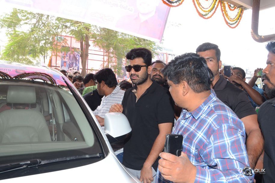 Shatamanam-Bhavati-Movie-Team-At-Sandhya-Theatre